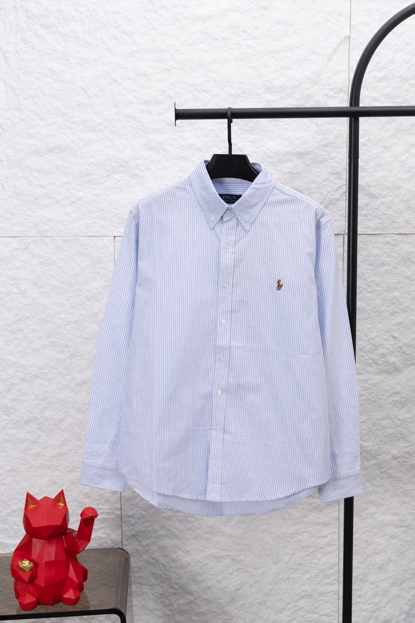P210 model number/F149 Ralph Laure small label color block embroidered shirt. Same style for men and women. The details of the official website are the same. Full set of packaging. Three labels are complete. Moisture-proof paper. Different market currency. Feel free to compare. The fabric is customized and dyed with ultra-high washed tie-dye process. Complex workmanship. Non-original pure cotton Oxford fabric material. Garment wash. Skin-friendly and comfortable. Classic and versatile. Suitable for business and leisure. Collar buttons. Different currency. All fabric accessories are original and benchmarked. The precise and high-quality jacquard craftsmanship makes the fabrics integrated into one. The upper body is soft and comfortable, extremely delicate, the hand feels solid, smooth and soft. The fabric does not wrinkle, and the hand feel is invincible. Perfect details. Size: S-XL